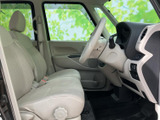 明るい色合いのシートと広めの窓が、運転席まわりに開放感をもたらします。座面にはゆとりが感じられ、乗り降りしやすい高さも魅力。清潔感のある室内で、毎日の移動を心地よく過ごせます。