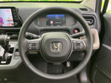 手元のスイッチからオーディオなどの機能にアクセスでき、運転姿勢を大きく変えずに操作できます。握りやすい形状で、メーターや前方を見ながら運転に集中しやすい配置です。