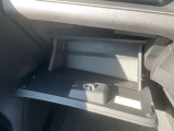 グローブボックスは奥行きがあり、日常品や車検証、その他の収納に便利です!