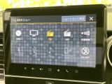 ディスクやラジオ、Bluetooth、USBなどの選択肢が画面に並び、使いたい音源を見つけやすいメニュー表示です。交通情報も選べるため、日々の移動に活用できます。