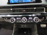 オートエアコンは左右席で独立温度コントロールが可能です。運転席はキンキンに冷やして助手席はマイルドにと言った設定が可能です☆暑さ寒さでケンカすることもなくなりますね♪