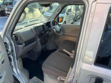 運転席と同様、長距離も快適にお過ごしいただける、シートとなっておりり各モデルに応じての細かな生地やステッチなどのこだわりも沢山詰まったシートとなっております☆