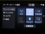 ディスプレイオーディオを装備。スマートフォンと車を繋ぐことで、これまでのナビに加えて色々なサービスが楽しめます。
