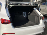 開口部が低く設定されているので、荷物の積み下ろしがスムーズに行えます。更に分割可倒式リアシートの採用でシートのバックレストを倒すと、大きく長い荷物も積み込めます。