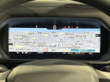 未来のコックピットのような運転席!ハンドルの奥の高画質画面は、スマホのように着せ替えできます。スピードメーターだけではなくナビの地図を画面いっぱいに映せるため、目線を外さず安全に運転できます。