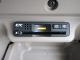 有料道路をキャッシュレスで通行できるETC車載器付きです。運転席足元に設置されています。ETCセットアップ費用は含まれておりません。別途必要となります。