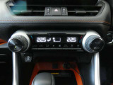 左右独立温度コントロールフルオートエアコンです。運転席、助手席それぞれで独立して温度設定ができます。冷え性の方が乗っても安心ですね♪