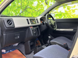 明るい色のインパネと落ち着いたシートが組み合わさり、視界の開けた運転席空間です。フロントガラスから周囲を見渡しやすく、座席や足元も日常使いに親しみやすい印象です。
