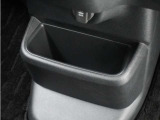 ◆センターロアボックス◆インパネ中央の下部には、ごみ箱としても使用する事ができるセンターロアボックスを装備しております。