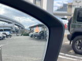 【ブラインドスポットモニタリング】走行中、ドアミラーの死角になりやすい箇所に後続車が接近するとサイドミラー付近に警告を表示、ドライバーに注意喚起をしてくれます。
