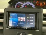 画面にはナビメニューのほか、テレビや交通情報などの項目が表示されています。目的地検索などを選びやすい構成で、日常の移動やお出かけの際にも便利に活用できます。