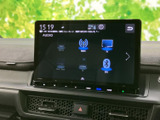 ラジオやテレビ、Bluetoothなどの音源が一覧で表示され、利用したい項目を選びやすい画面です。複数の音楽ソースを切り替えられるため、好みに合わせて車内の時間を過ごせます。