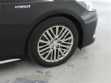 装着タイヤサイズは、225/50R17です。純正アルミホイールを装着しております。