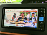 テレビ番組を画面で視聴できる装備です。停車中の待ち時間などに映像を楽しめるのがうれしいポイントで、画面には番組映像が表示され、日常のひとときを彩ります。