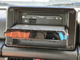 画面を開くとディスクやカードの挿入口が現れ、対応メディアを利用できる構成です。前面に各部がまとまっているため機器の状態を把握しやすく、車内でのメディア利用を支える装備です。