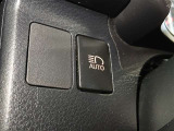 オートマチックハイビームとは、先行車や対向車のライトを認識し、ハイビームとロービームを自動で切り替える機能です。夜道の視界を確保します。