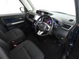 シンプルで使いやすいデザインの運転席です。