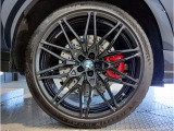 【BMWアロイホイル】軽量かつ強度に拘ったアロイホイル。走行性能ポテンシャルを引き出す設計。車の足元を引き締めてくれる大きなポイントはアロイホイルです。
