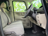 明るい色合いの室内と見通しのよい窓まわりで、運転席まわりも開放的な印象です。座面や背もたれは日常使いになじむ落ち着いた雰囲気で、乗り降りの際にも車内の様子を確かめやすい空間です。