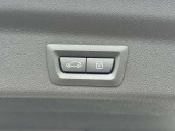 電動リアゲート装備。バンパー下でのキックオープン&クローズ機能も装備です。