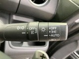 レバーには操作内容を示す表示がまとまり、運転席から確認しやすい設計です。手元で扱えるため、日常の運転中も必要な操作へ移りやすく、便利にお使いいただけます。