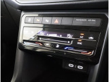★運転席と助手席側を独立して温度調節できるオートエアコンを標準装備。SYNCで左右の温度を同調させることも可能です。