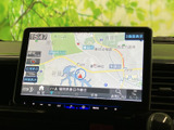 地図上に現在地や周辺の道路が表示され、目的地までの道筋を確認しやすい画面です。表示切替や検索メニューも備わり、初めて向かう場所へのお出かけでも行き先を把握するのに便利です。