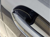 【デザインとの融合】BMWデザイナーが創り出したボディデザインを損なう事のない様に配置とデザインに拘っています。ドアノブについてもBMWの拘りに妥協はありません。