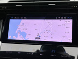 画面には現在地周辺の地図が表示され、地名や道路を確認しながら目的地へ向かえます。地図表示が大きく見やすい配置で、運転中も必要な情報を把握しやすい装備です。