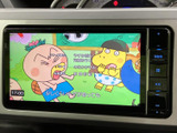 テレビ番組を画面で楽しめる装備です。停車中の待ち時間にも映像を視聴でき、見やすい画面で気分転換に役立ちます。操作メニューもまとまっており、使い方を確認しやすい構成です。