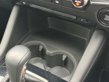 運転席と助手席の間にはドリンクホルダーと小物入れが!必要な時にさっと取り出せます◎
