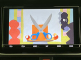 画面いっぱいに映像が表示され、表示内容を大きく確認できます。停車中のちょっとした待ち時間など、車内で映像を楽しみたい場面に活用できます。