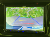 後方の様子とガイド線を画面で確認でき、駐車時の距離感をつかむ目安になります。周囲を目視で確かめながら、バック時の安全確認をサポートする便利な装備です。