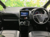 運転席まわりはメーターや画面を確認しやすい配置で、前方の視界も広く感じられます。座席にはゆとりがあり、助手席の方にも落ち着いて過ごせる空間です。