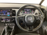 【ハンドル】運転にかかわる様々な操作を安全に行えるように視点移動が少なく操作性に配慮されたスイッチ類が凝縮されたコックピットです。