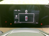 速度やシフト位置などの情報を画面にまとめて表示し、運転中に確認しやすい配置です。車両の周囲を示す案内表示もあり、必要な情報を視線移動少なく確認できます。