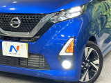 【LEDヘッドライト】悪天候や夜間走行時も良好な視界を確保し安心して運転できる高輝度LEDヘッドライトを装備!点灯速度が早く、消費電力も抑えられています。