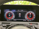 速度やシフト位置、航続可能距離などの情報がメーターにまとまり、運転中にも確認しやすい表示です。必要な情報をひと目で把握しやすく、日々の運転を支えてくれます。