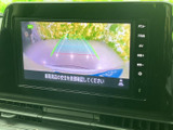 後方の映像とガイド線が画面に表示され、駐車時に周囲との距離を確認する際に役立ちます。運転席から見やすい位置に設置されており、車庫入れや狭い場所での取り回しをサポートします。
