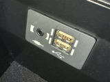 充電用USB端子付き。スマートフォンなどの充電に便利です。