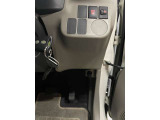 運転席の右下です。ECO IDLE OFFのスイッチと、ボタンの付いた鍵が見えます。