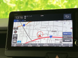 地図を画面いっぱいに表示し、現在地や周辺の道路を確認できます。目的地設定や経由地設定などの項目も見やすく、初めての場所へ向かう際にも役立つ装備です。