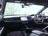 内装はシンプルに使い勝手を考え作られています。お車を運転する感覚をダイレクトに体感して頂けます。室内も広くロングドライブにも快適にお過ごしいただけます。