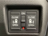【両側パワースライドドア】両側がパワースライドドアになっており、運転席のスイッチやスマートキーでも開閉が可能です!開口部も広いので乗り降りも楽々♪