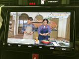 テレビ番組を表示できる画面を備え、停車中の休憩時間などに映像を楽しめます。車内で過ごす時間の選択肢が広がり、待ち時間も快適に活用できる装備です。