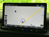 道路や現在地が画面上で確認でき、目的地までのルートを把握する際に便利です。地図表示が広く見やすいため、行き先の確認や周辺道路のチェックにも役立ちます。