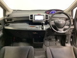 車内は光触媒抗菌消臭施工済です。スタイリッシュなデザインでスポーティなインパネ周りを演出します。グローブボックスやカップホルダーのほかにトレーなどたくさんの収納スペースが付いています。