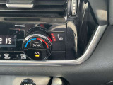 運転席と助手席にシートヒーターが付いております。すぐ暖かくなりますので大変便利です。