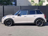 ドイツ本社と同様の教育を受けたMINI専門のメカニックが、100項目にも上るポイントを徹底的にチェック致します。その保証料が車両本体価格に含まれております。