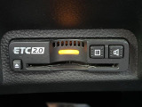 【ETC2.0(DSRC)】ETCカードを挿入すれば料金所はノンストップで通過できます。ETC限定の割引や、高速道路の情報提供サービスを利用できます。